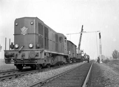 166443 Afbeelding van een werktrein met de diesel-electrische locomotief nr. 2514 (serie 2400/2500) van de N.S. tussen ...